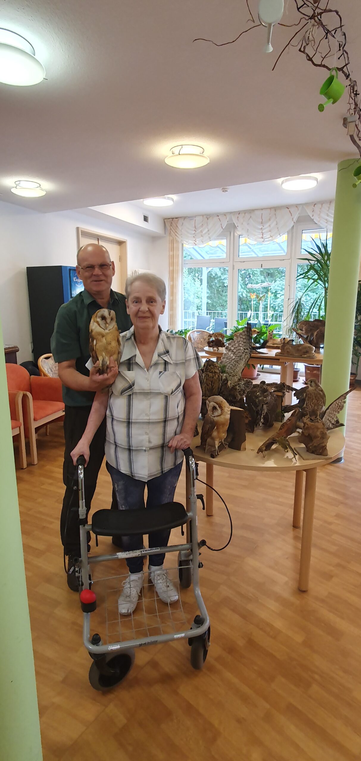 zwei Heimbewohner*innen mit einer präparierten Eule