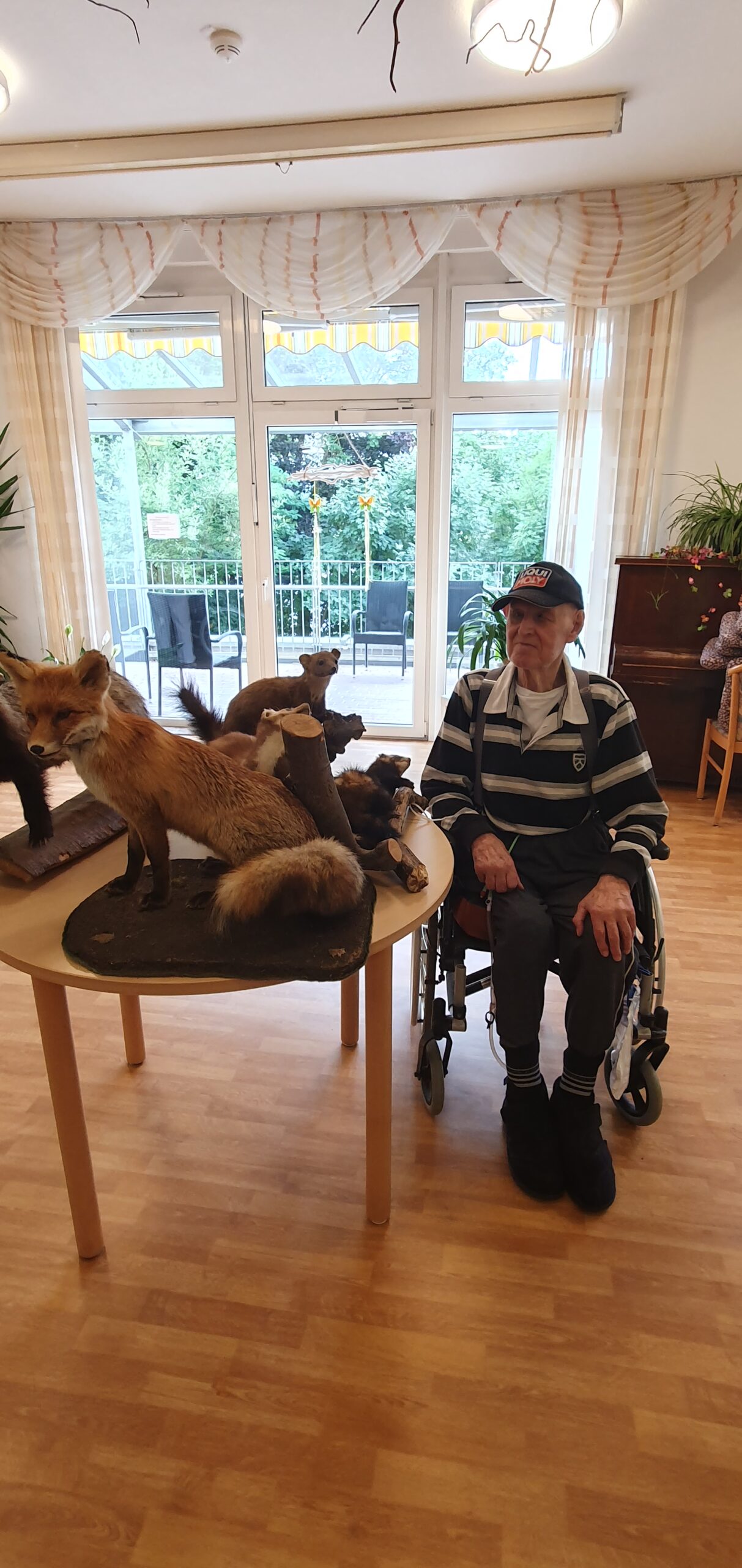 ein Heimbewohner neben einem präparierten Fuchs