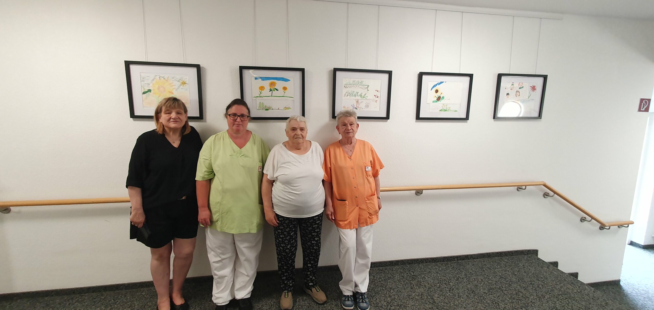 auf dem Foto sind zu sehen: Fr. Gabriela Göpfert von der VHS; Fr. Katrin Grohmann (Betreuungskraft des Hauses); Bewohnerin Petra Jäckel; Jutta Schuller (Betreuungskraft des Hauses)