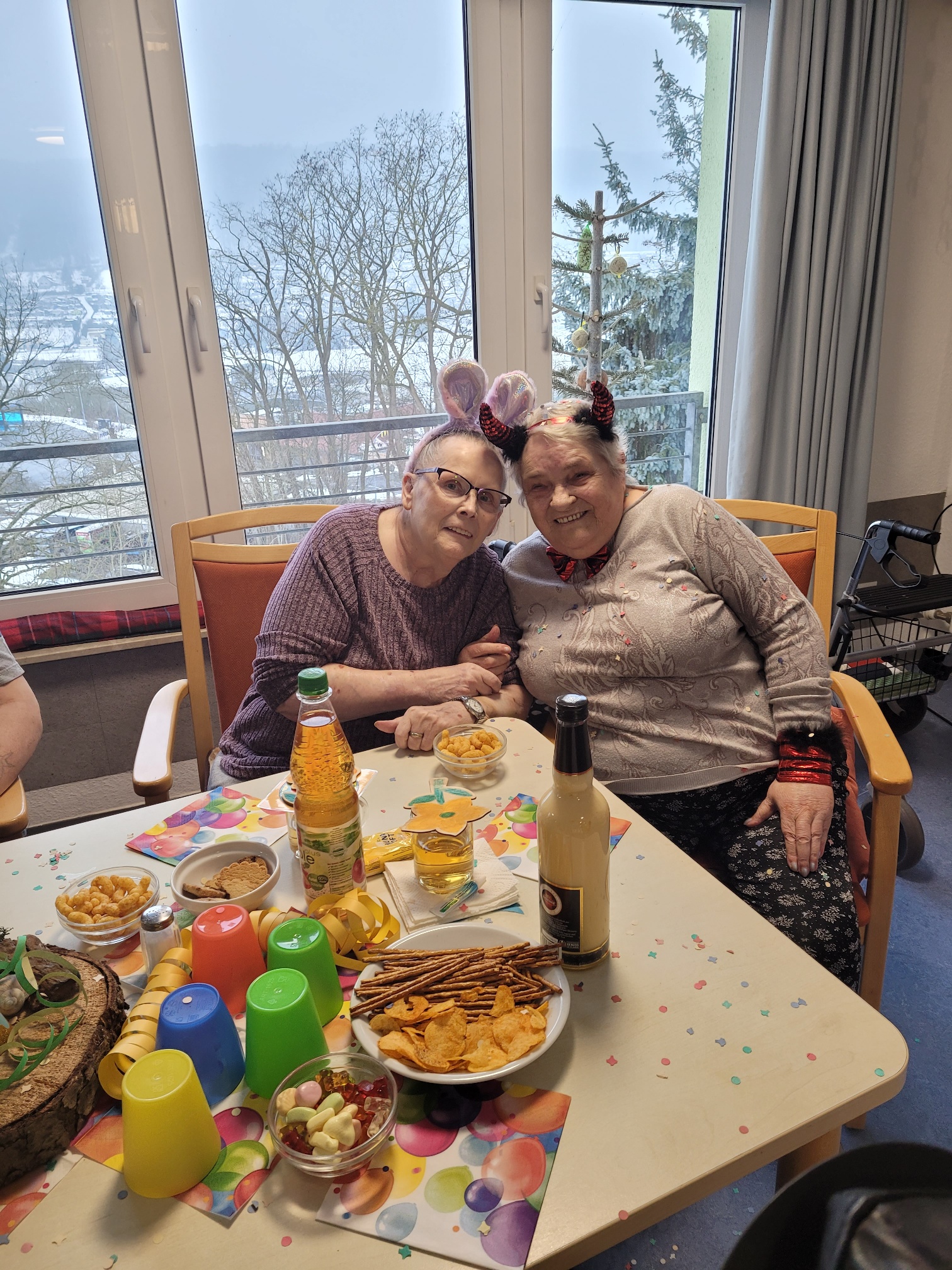 verkleidete Bewohnerinnen sitzen am Tisch