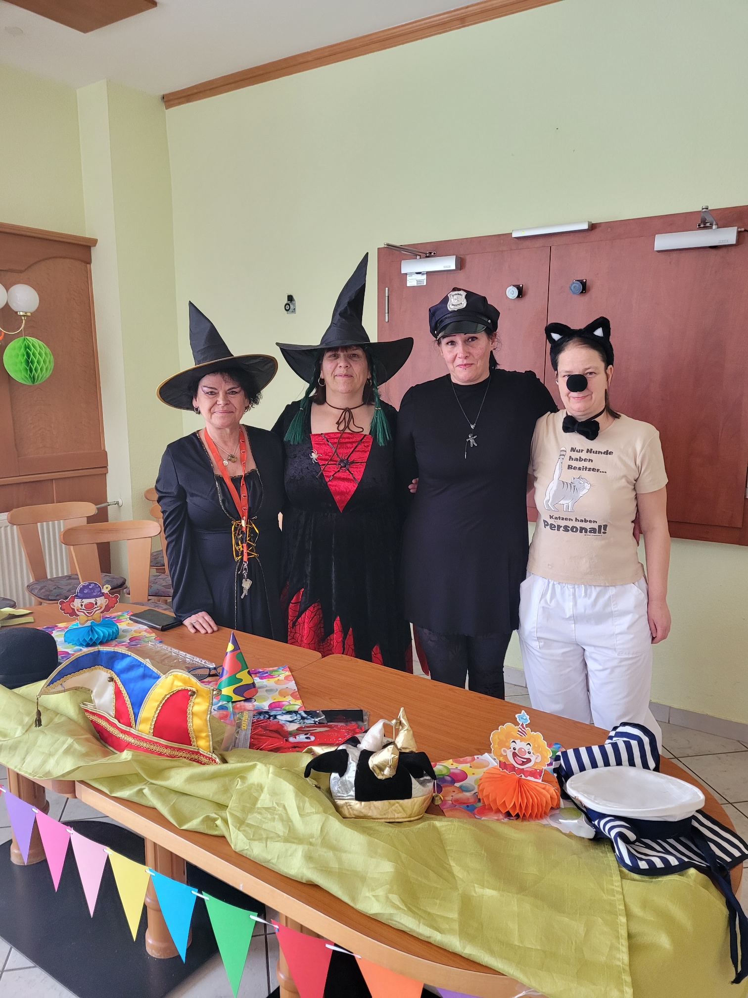 die verkleideten Pflegekräfte