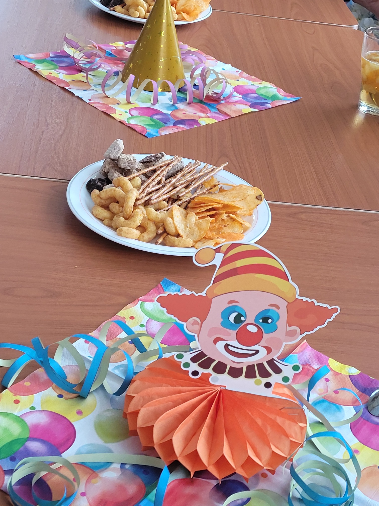 Snacks auf dem geschmückten Tisch