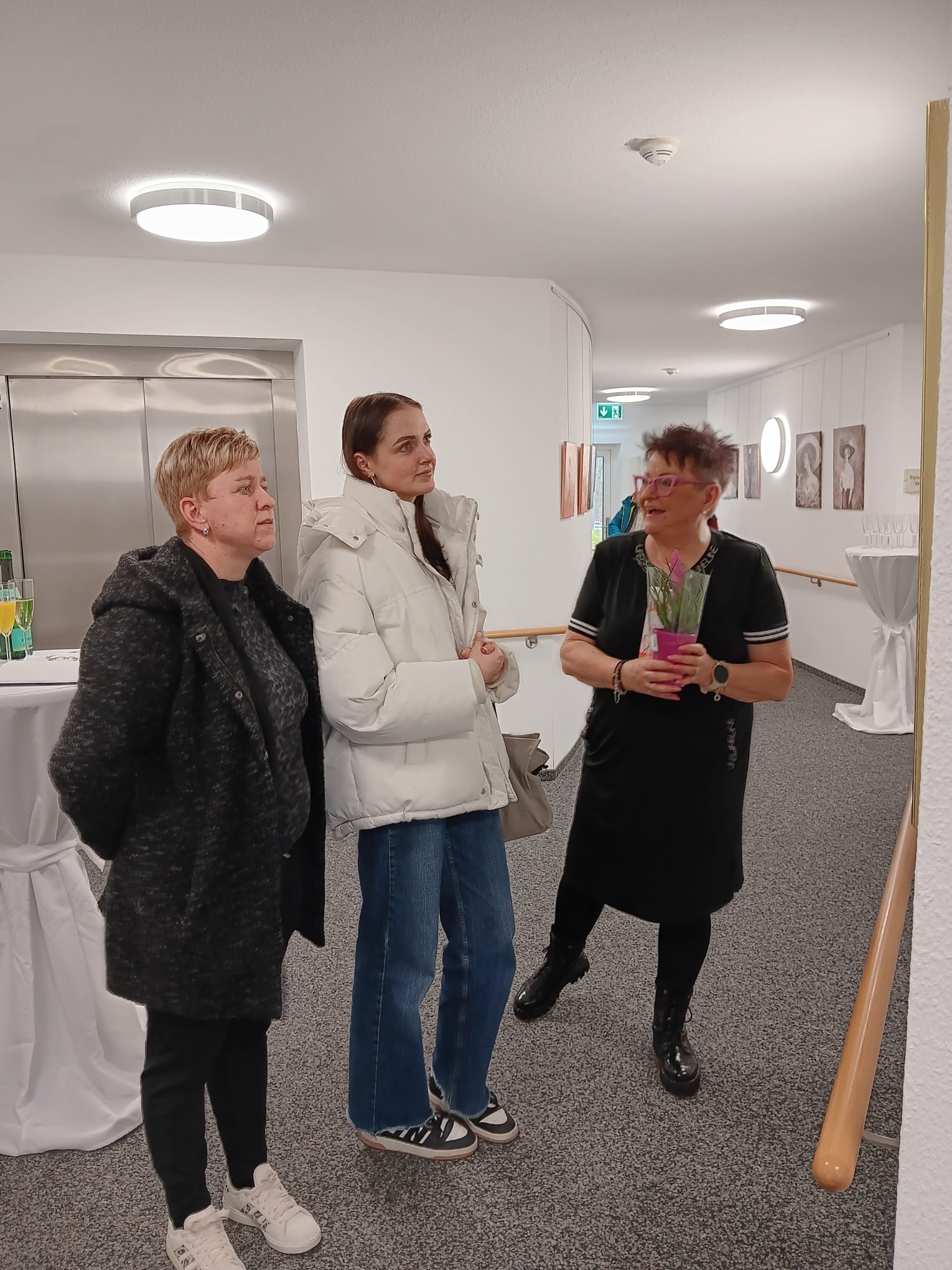 die Künstlerin erzählt zwei Interessierten Frauen etwas über ihre Kunst