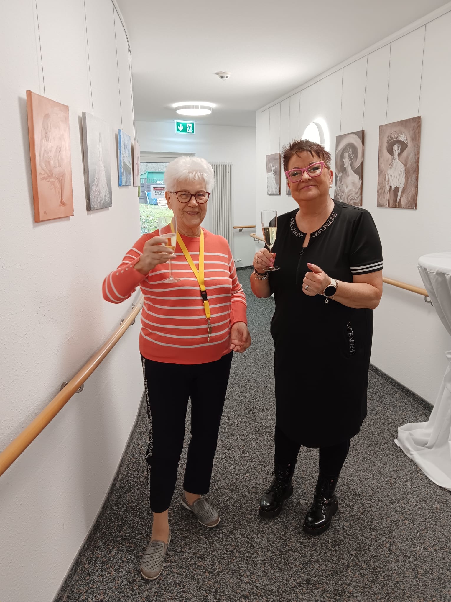 die Künstlerin stößt zum Sektempfang an