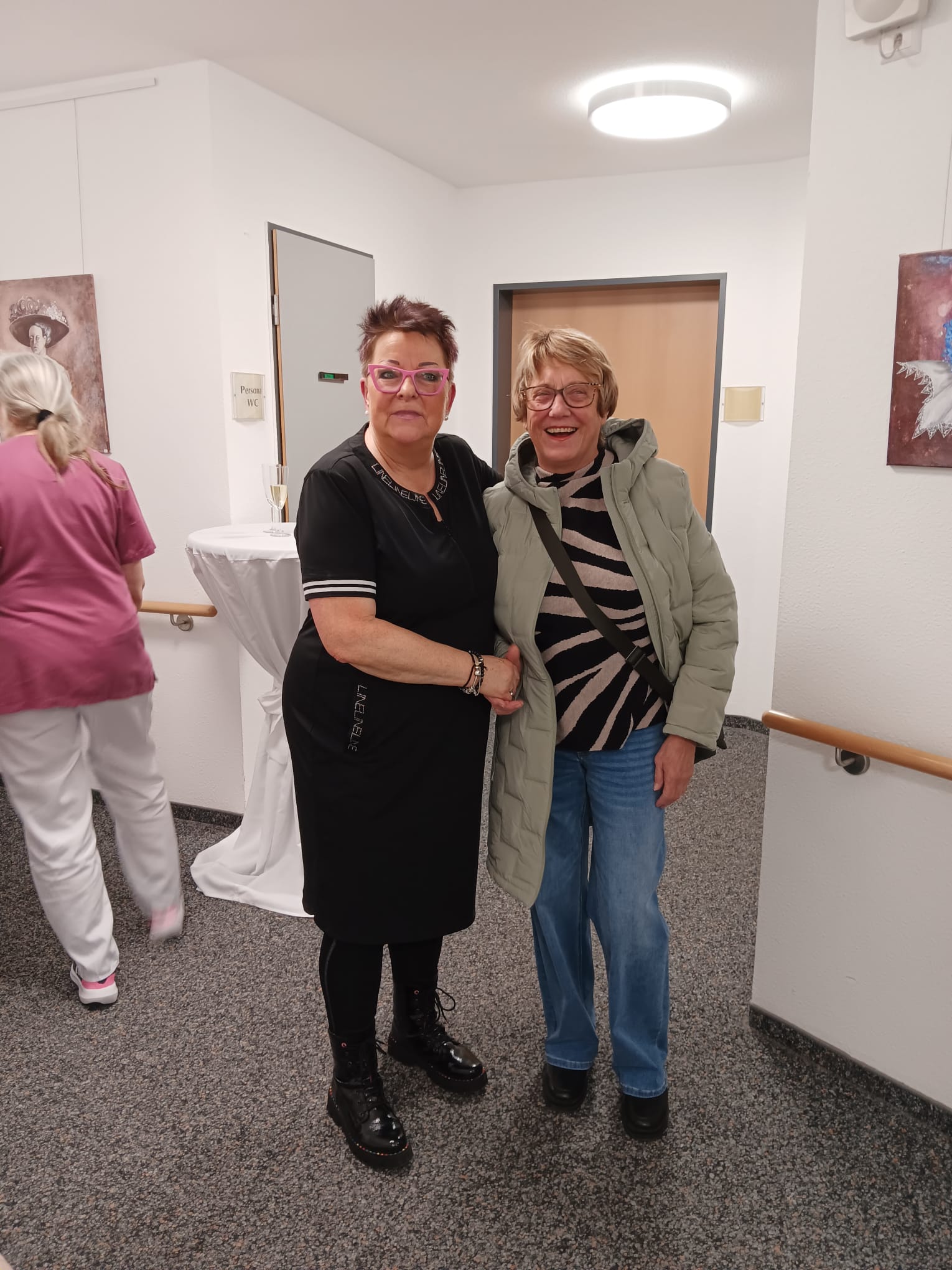 die Künstlerin begrüßt eine Kunstinteressierte