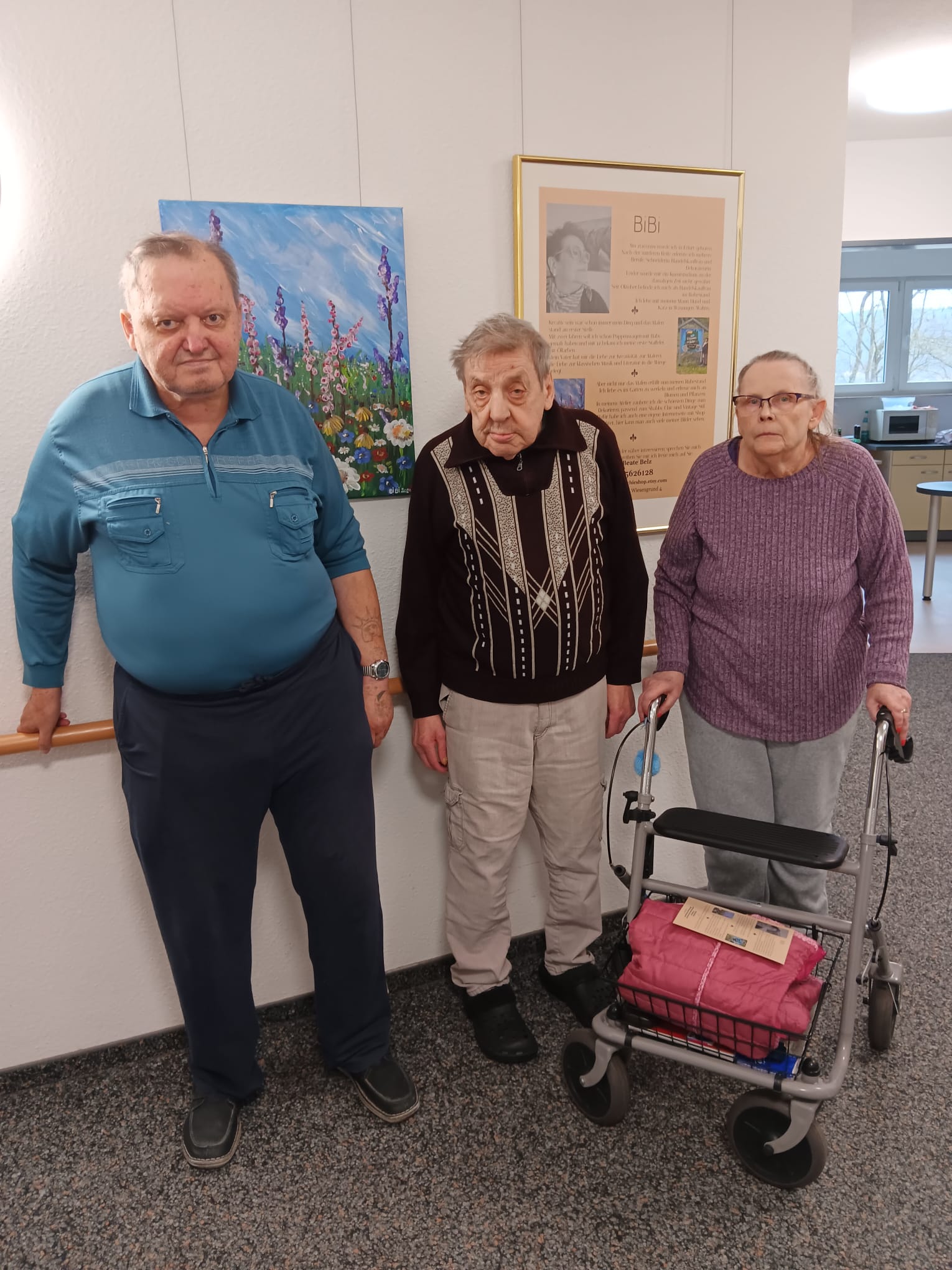 drei Bewohner*innen der Einrichtung schauen sich die Ausstellung an